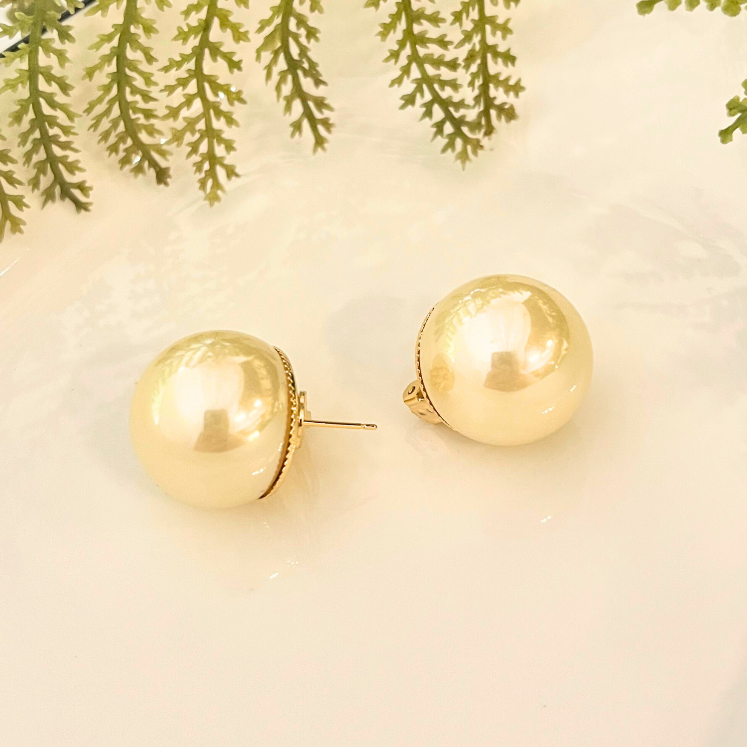 25mm Pearl Studs With Clip- White